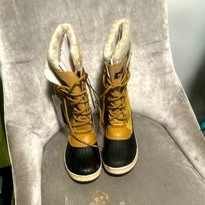 Women’s snow boots 3m thinsulate size 6